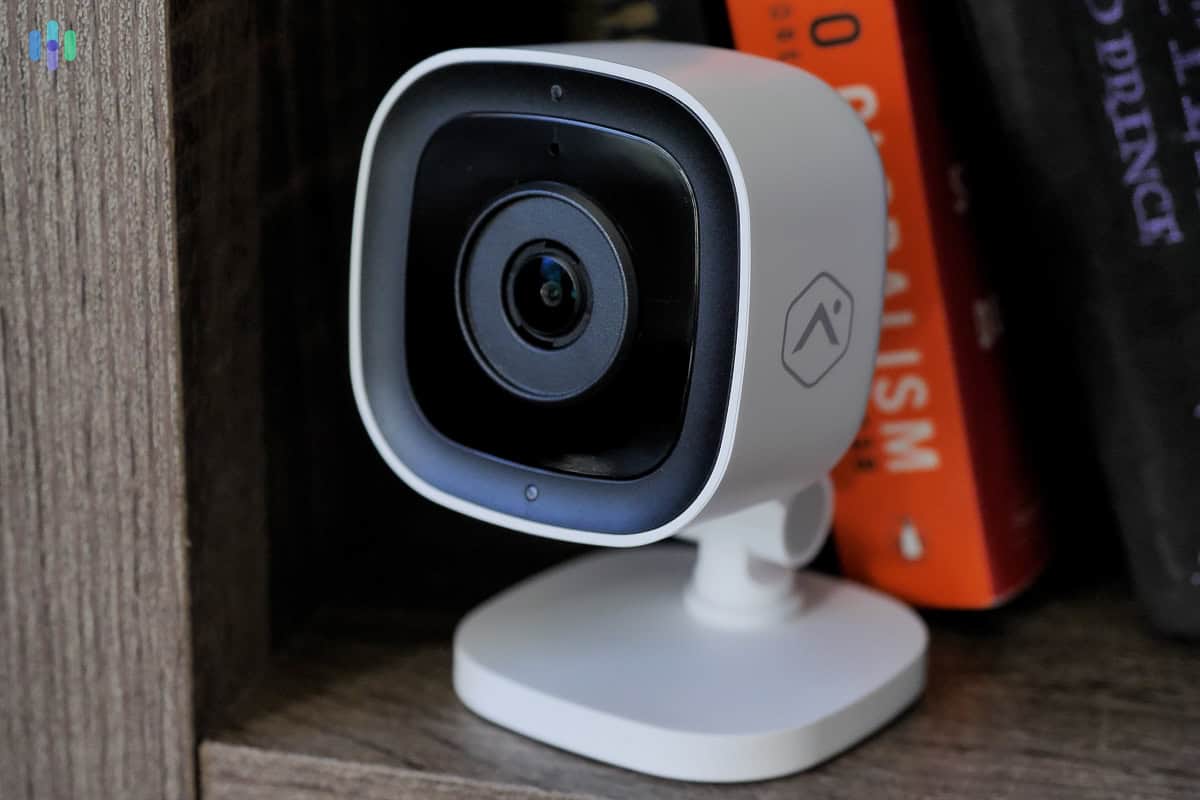 Brinks indoor camera on shelf Brinks indoor camera on shelf